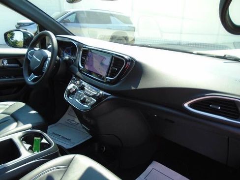 Used 2025 Chrysler Pacifica Select FWD image 24