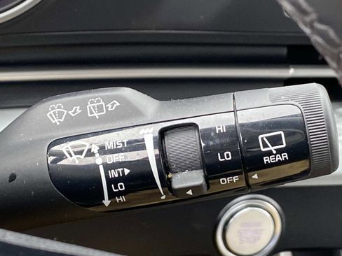 Used 2024 Kia Carnival LX FWD image 19