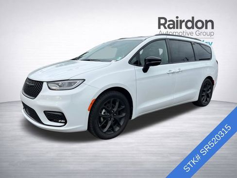 Used 2025 Chrysler Pacifica Limited image 3