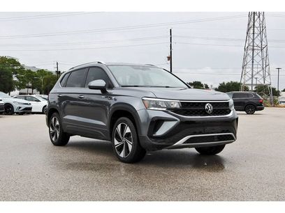 Used 2024 Volkswagen Taos SE w/ Panoramic Sunroof Package