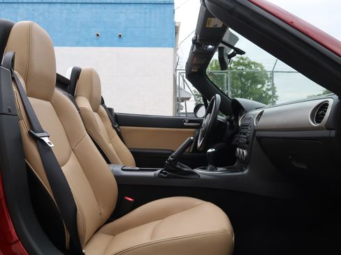 Used 2010 MAZDA MX-5 Miata Grand Touring w/ Premium Pkg RWD image 25
