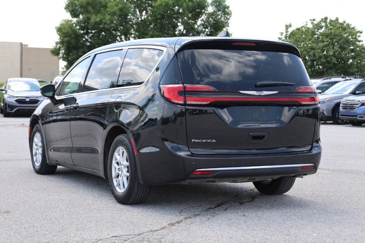 Used 2023 Chrysler Pacifica Touring-L FWD image 11