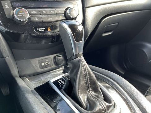 Used 2018 Nissan Rogue SV image 22