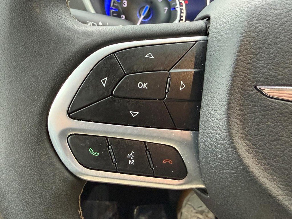 Used 2024 Chrysler Pacifica Touring-L FWD image 18