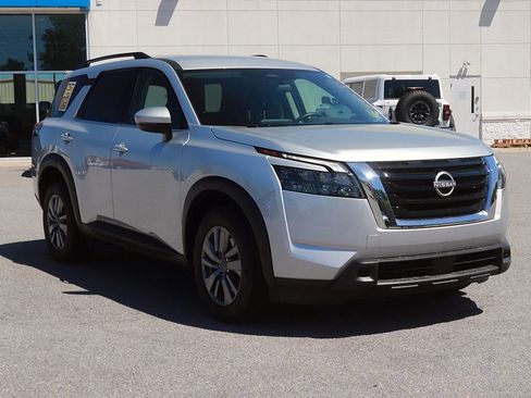 Used 2025 Nissan Pathfinder SV AWD/4WD image 3