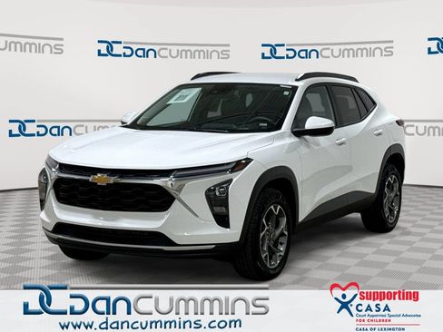 Used 2025 Chevrolet Trax LT FWD image 1