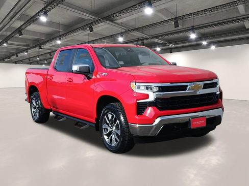 Used 2022 Chevrolet Silverado 1500 LT w/ Z71 Off-Road Package AWD/4WD image 2