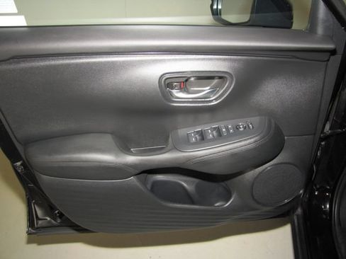 Certified 2024 Honda HR-V LX image 9