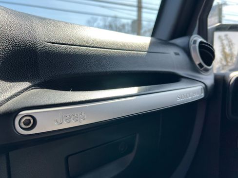 Used 2015 Jeep Wrangler Unlimited Rubicon w/ Dual Top Group image 34