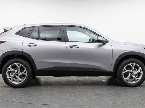 Used 2025 Chevrolet Trax LT FWD image 11
