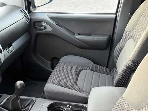 Used 2011 Nissan Frontier SV w/ SV Premium Utility Pkg image 11