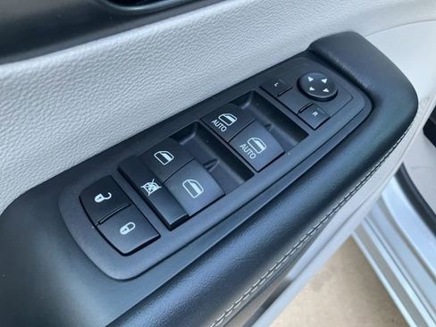 Used 2023 Chrysler Pacifica Touring-L FWD image 6