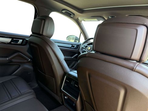 Used 2023 Porsche Cayenne Platinum Edition image 28