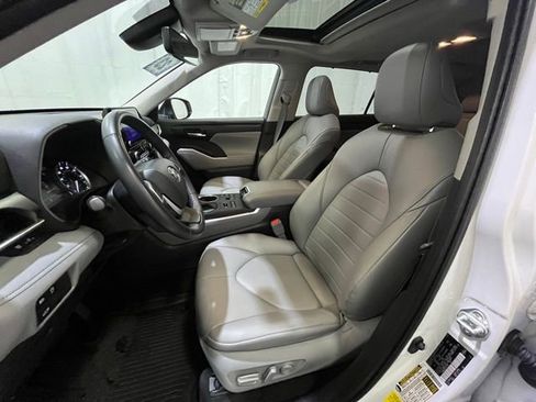 Used 2023 Toyota Highlander XLE AWD/4WD image 9