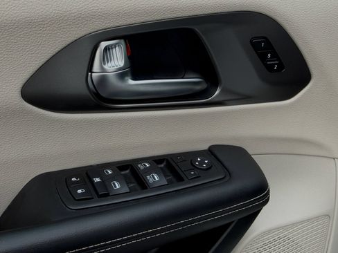 Used 2024 Chrysler Pacifica Touring-L FWD image 23