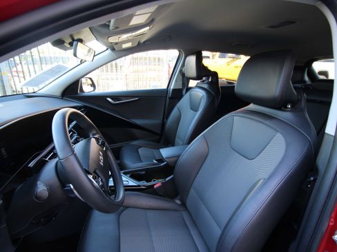 Used 2023 Kia Niro EX image 14