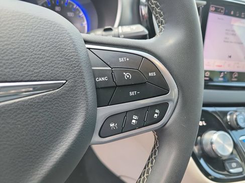 Used 2023 Chrysler Pacifica Touring-L FWD image 26