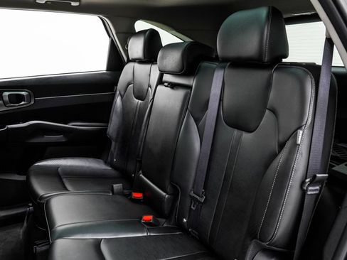 Used 2024 Kia Sorento S w/ Panoramic Sunroof Package FWD image 17