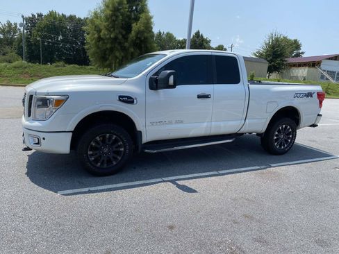 Used 2017 Nissan Titan PRO-4X AWD/4WD image 4