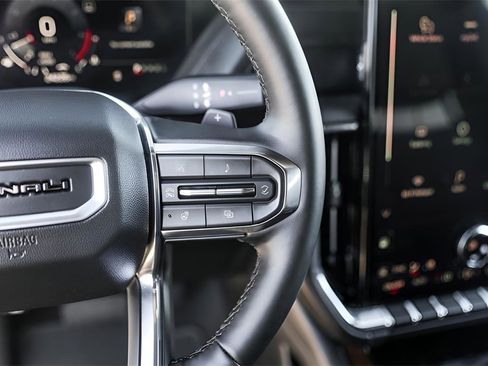 Used 2025 GMC Yukon XL Denali image 13