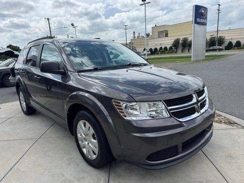 Used 2020 Dodge Journey SE FWD image 4