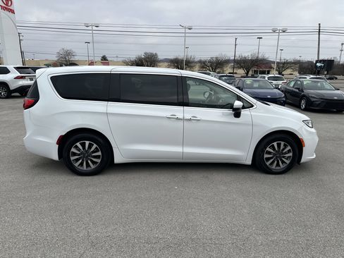 Used 2023 Chrysler Pacifica Touring-L image 4