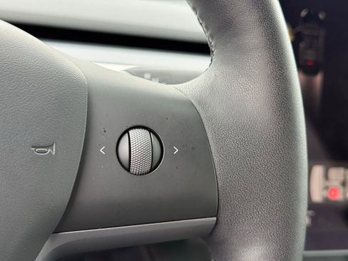 Used 2025 Tesla Model Y Performance image 11