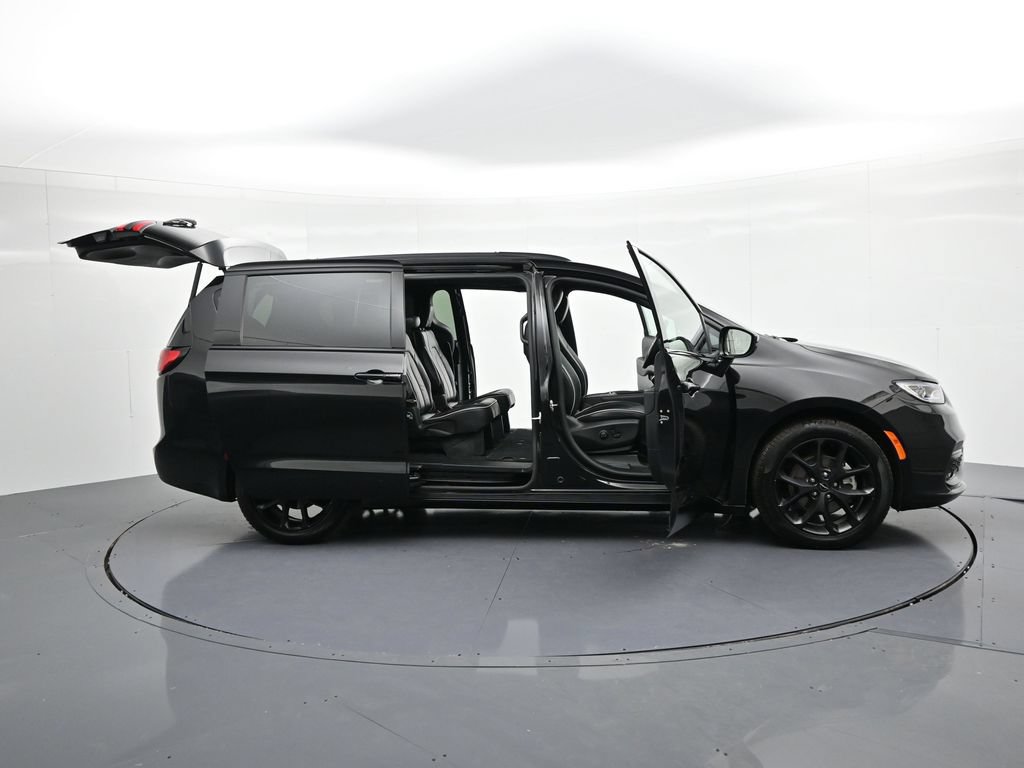 Used 2025 Chrysler Pacifica Limited FWD image 24