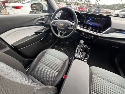 Used 2025 Chevrolet Trax LT w/ LT Convenience Package image 39