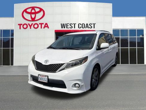 Used 2017 Toyota Sienna SE FWD image 1