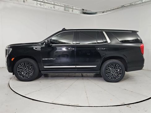 Used 2021 GMC Yukon Denali w/ Denali Premium Package image 3