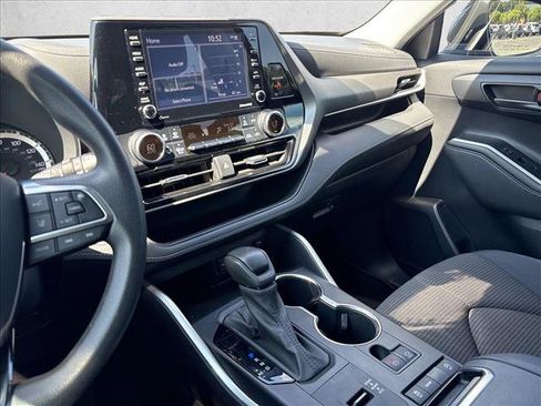 Used 2021 Toyota Highlander L FWD image 16