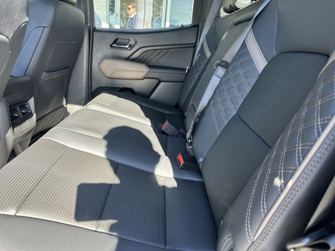 Used 2024 GMC Canyon Denali image 12