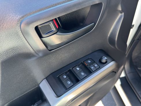 Used 2022 Toyota Tacoma SR5 AWD/4WD image 11