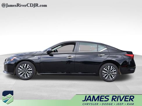 Used 2025 Nissan Altima 2.5 SV FWD image 2