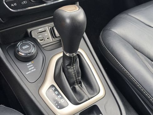Used 2017 Jeep Cherokee Limited AWD/4WD image 31
