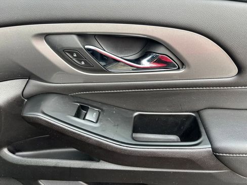 Used 2023 Chevrolet Traverse LT image 18