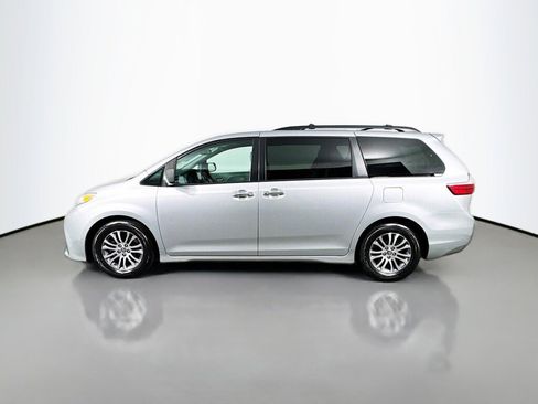 Used 2020 Toyota Sienna XLE image 2