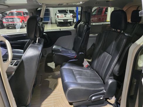 Used 2016 Chrysler Town & Country Touring-L image 26