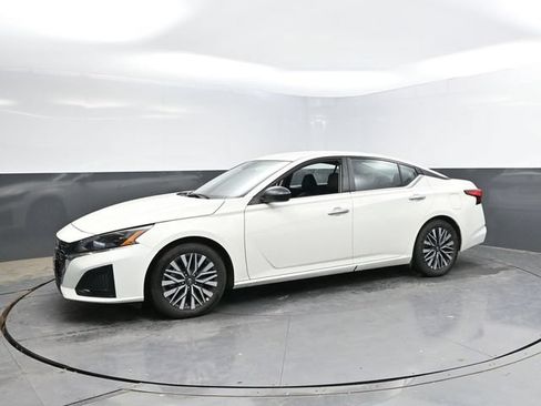 Used 2025 Nissan Altima 2.5 SV FWD image 7