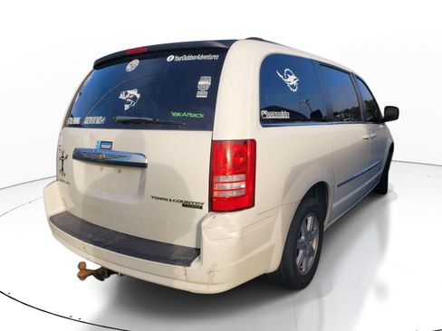 Used 2010 Chrysler Town & Country Touring FWD image 4
