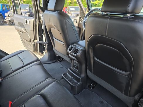 Used 2018 Jeep Wrangler Unlimited Sahara AWD/4WD image 11