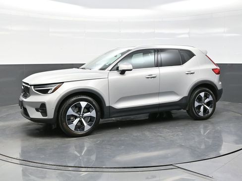 Used 2025 Volvo XC40 B5 Plus image 3