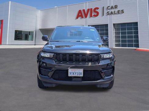 Used 2025 Jeep Grand Cherokee Altitude AWD/4WD image 2