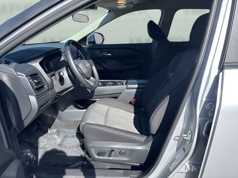 Used 2025 Nissan Rogue SV image 9