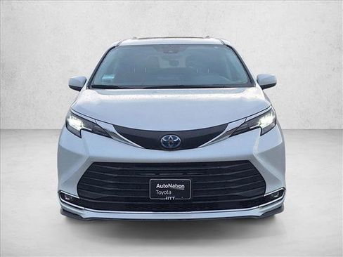 Used 2023 Toyota Sienna XLE image 2