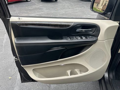 Used 2016 Chrysler Town & Country Touring w/ Driver Convenience Group image 17