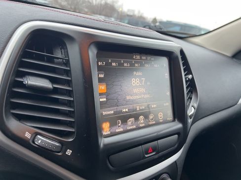 Used 2016 Jeep Cherokee Trailhawk w/ Comfort/Convenience Group image 18