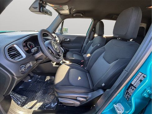 Used 2021 Jeep Renegade Latitude FWD image 2