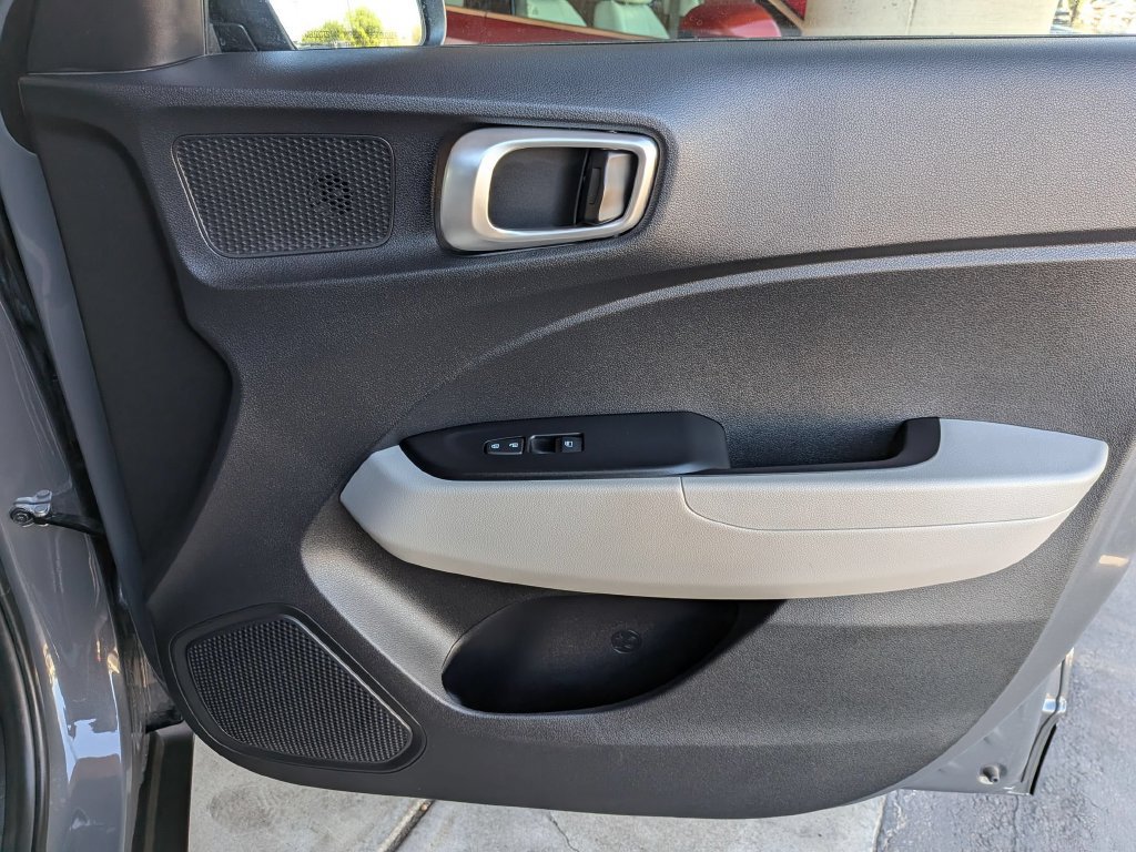 Used 2025 Hyundai Venue SEL FWD image 32